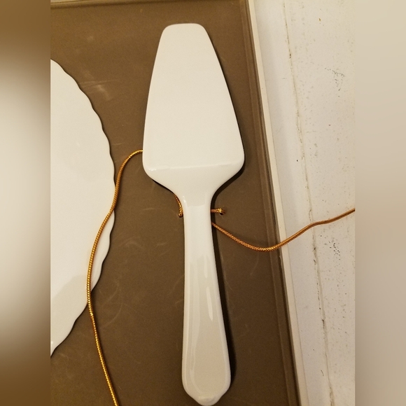 Mikasa Bone China Poinsettia Cake Platter & Serveware 11" - Picture 8 of 12